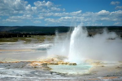 Enfriamiento de un súper volcán y generación de energía geotérmica – posible caso de ganar-ganar
