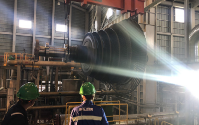 Mantenimiento de una turbina de una planta geotérmica remota en Java Occidental