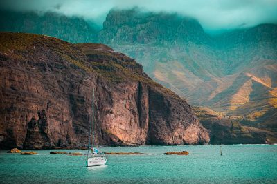 Gobierno de las Islas Canarias anuncia concurso público para investigar el potencial geotérmico en Gran Canaria y La Palma, España.