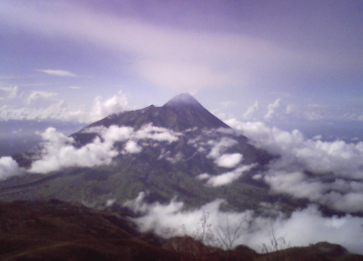 Indonesia excluye el volcán Gunung Lawu de las áreas de desarrollo geotérmico por su valor histórico y espiritual